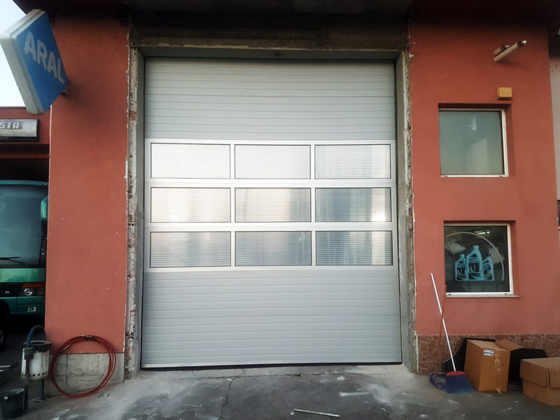 Мездра - Индустриална секционна врата с три реда остъклени с поликарбонат панели_001
