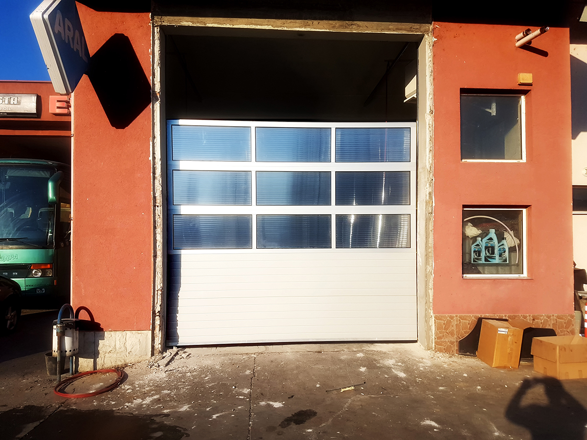 Мездра - Индустриална секционна врата с три реда остъклени с поликарбонат панели_003