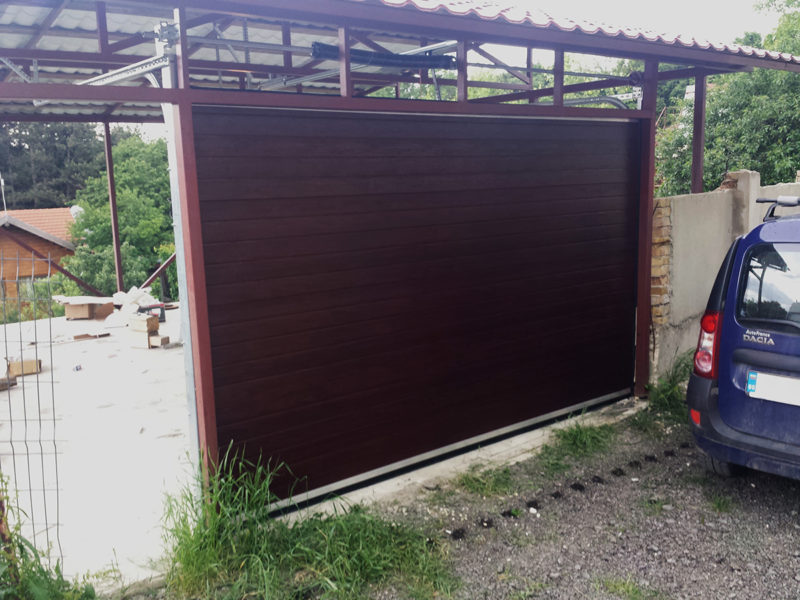 Варна - Гаражна секционна врата в цвят махагон с автоматика_001