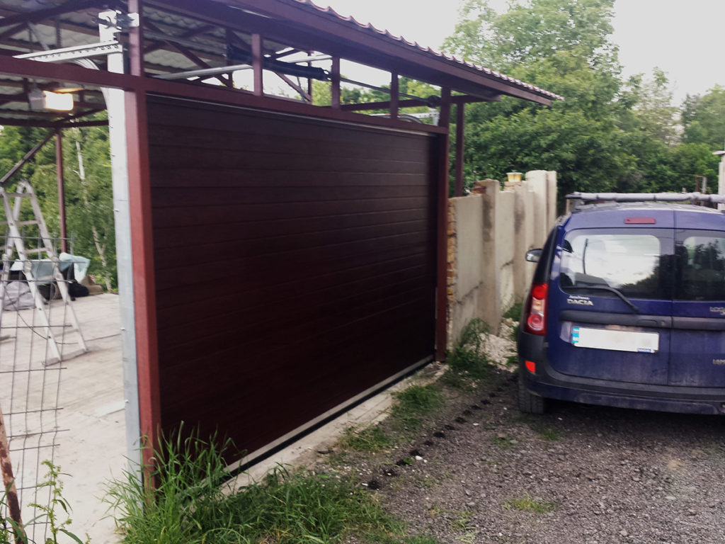 Варна - Гаражна секционна врата в цвят махагон с автоматика_002