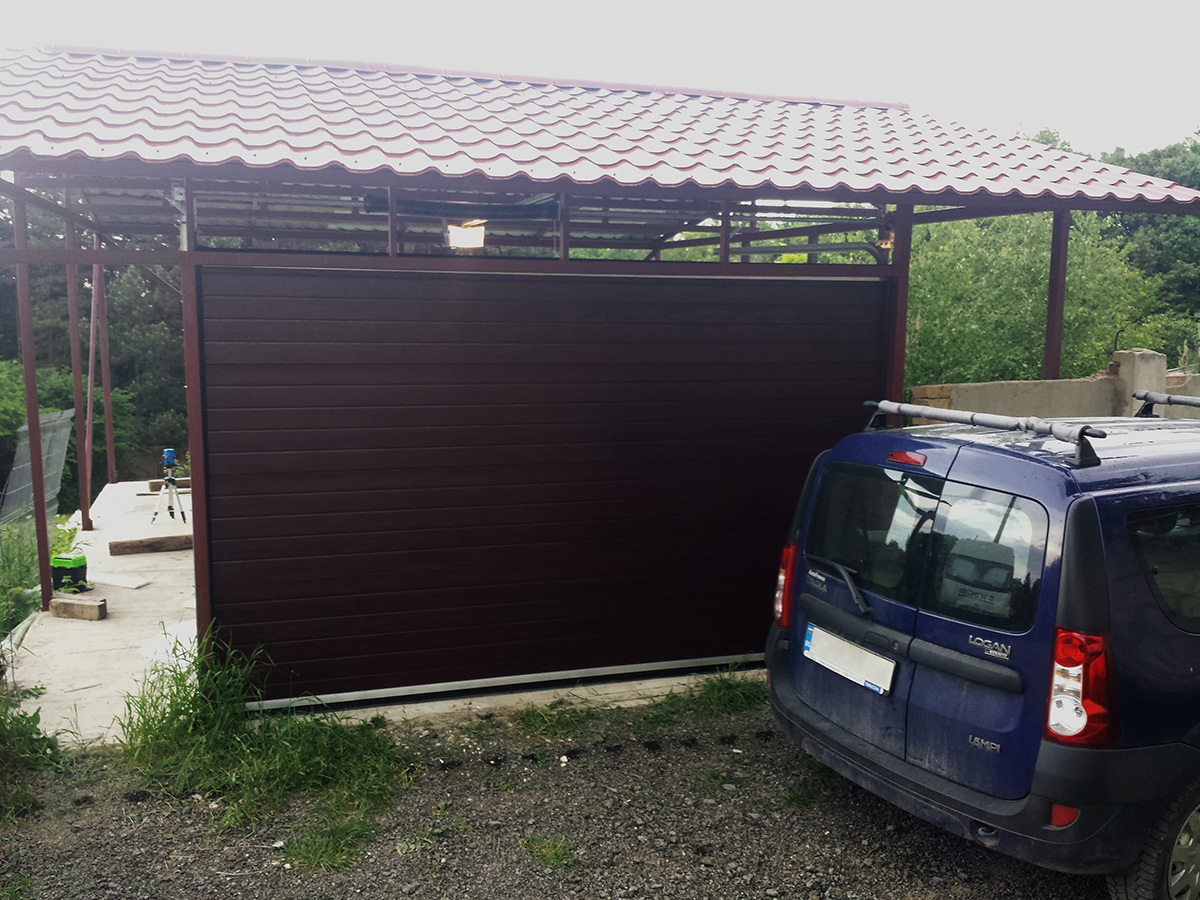 Варна - Гаражна секционна врата в цвят махагон с автоматика_003
