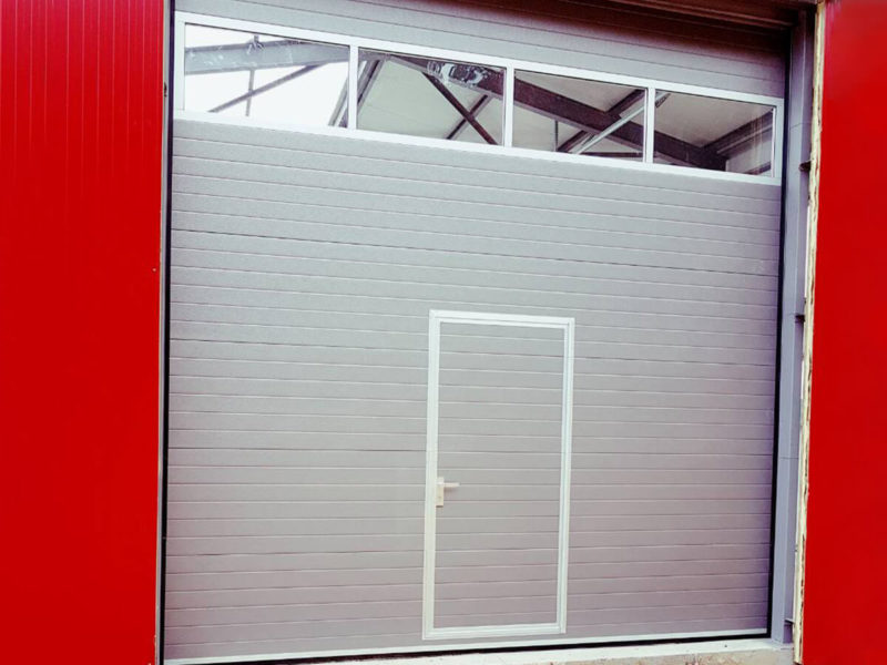 Хасково - Индустриална секционна врата с един остъклен панел_002