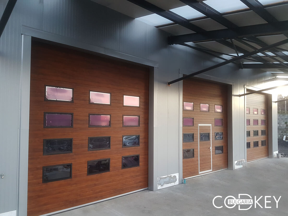 Русе - Индустриални секционни врати с по четири реда остъклени декоративни панели с прозорци_001