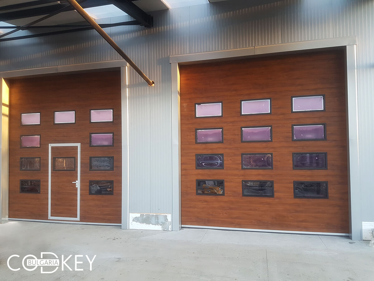Русе - Индустриални секционни врати с по четири реда остъклени декоративни панели с прозорци_006