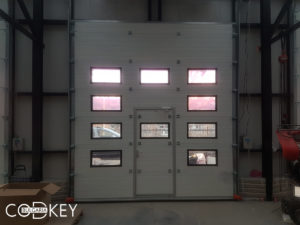 Русе - Индустриални секционни врати с по четири реда остъклени декоративни панели с прозорци_024