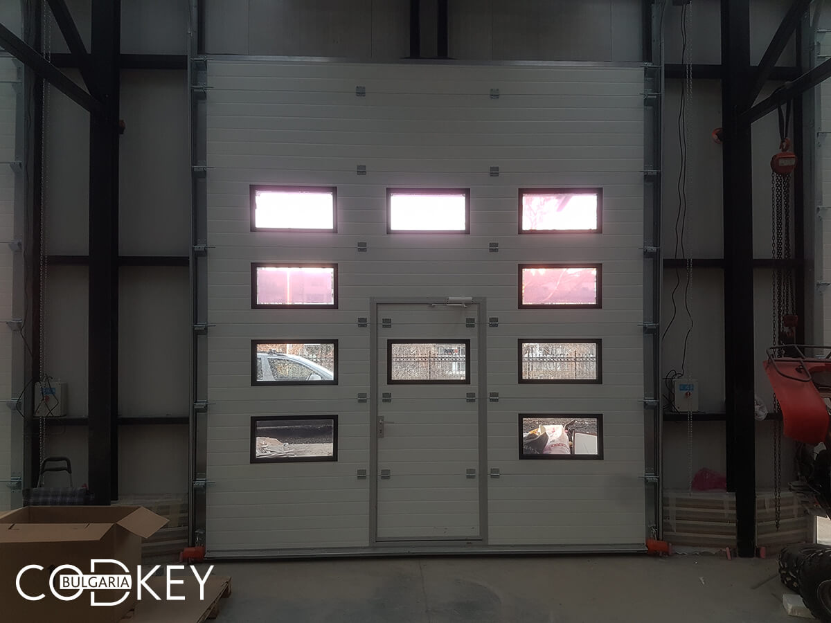 Русе - Индустриални секционни врати с по четири реда остъклени декоративни панели с прозорци_024