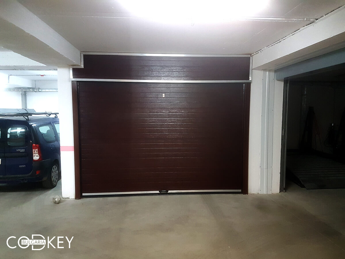 Секционна врата на гаражна клетка в новопостроена кооперация в град София_001
