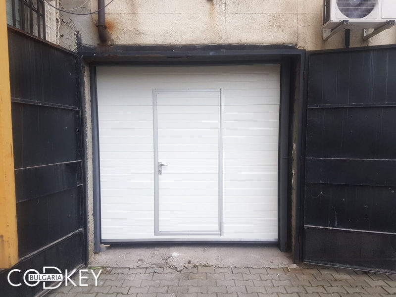 Секционна гаражна врата в град Раднево с вградена проходна врата_001