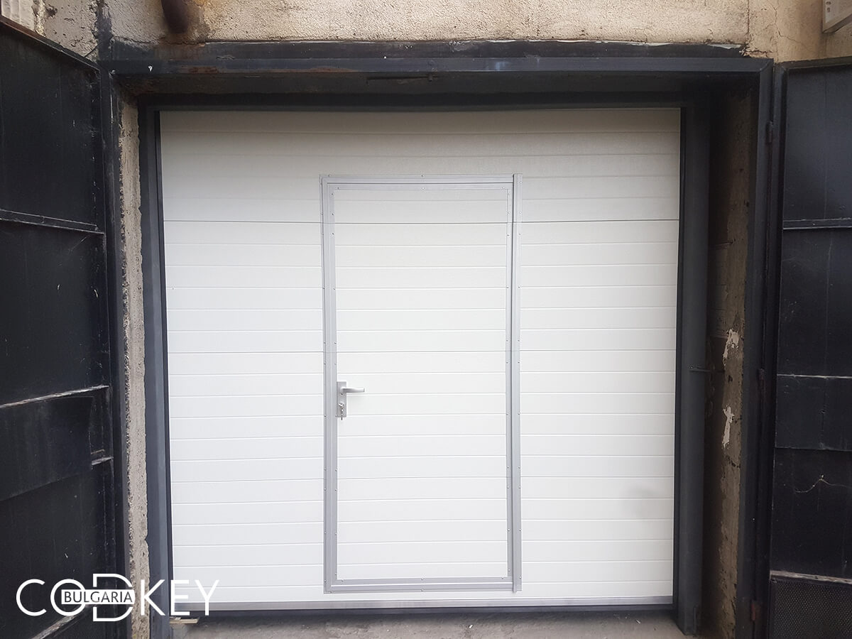 Секционна гаражна врата в град Раднево с вградена проходна врата_002