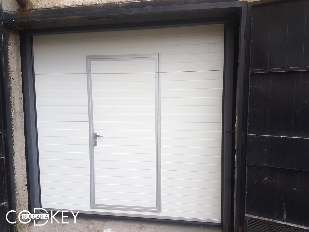 Секционна гаражна врата в град Раднево с вградена проходна врата_003