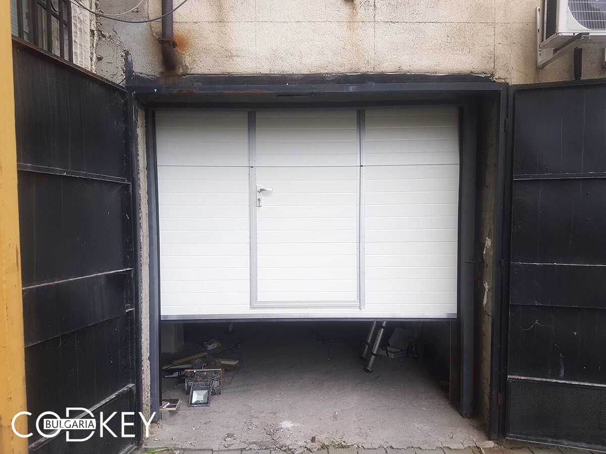 Секционна гаражна врата в град Раднево с вградена проходна врата_004