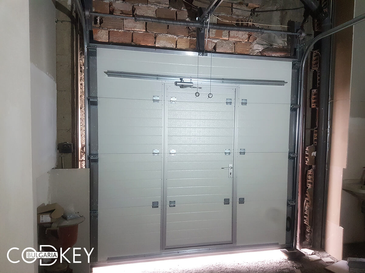 Секционна гаражна врата в град Раднево с вградена проходна врата_005