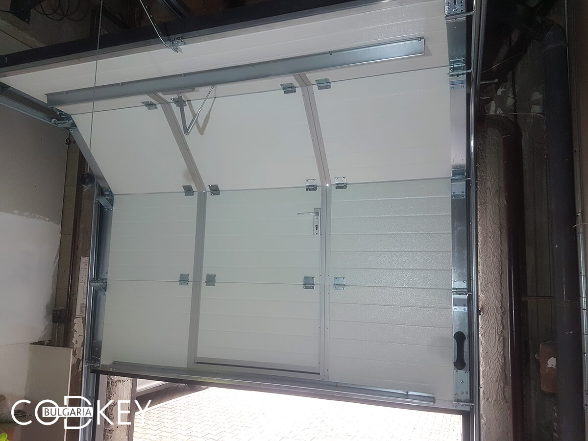 Секционна гаражна врата в град Раднево с вградена проходна врата_006