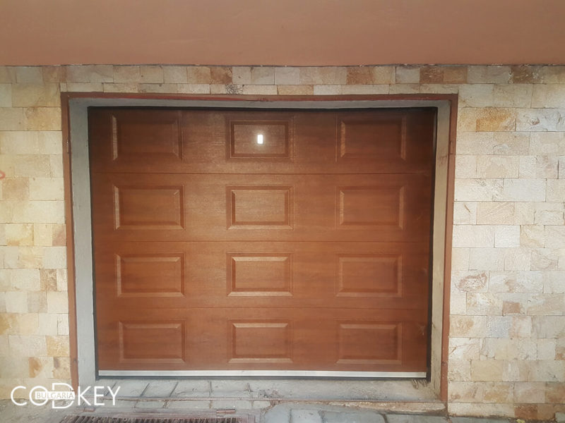 Секционна гаражна врата в град Пазарджик, задвижвана с мотор_001