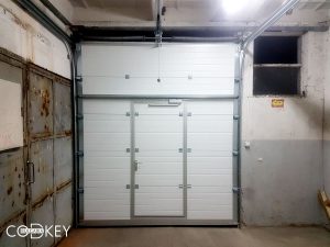 Индустриална секционна врата в град Стара Загора с вградена проходна врата_006