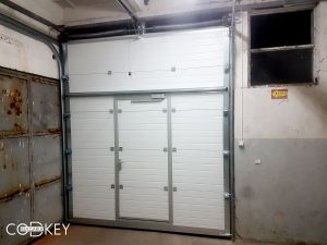 Индустриална секционна врата в град Стара Загора с вградена проходна врата_007
