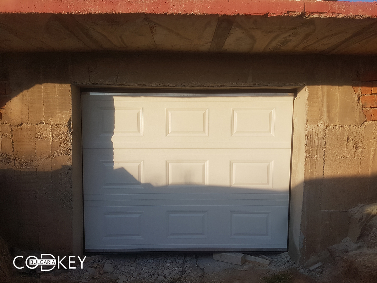 Секционна гаражна врата в с. Доганово задвижвана с мотор_002