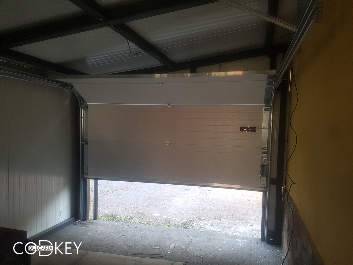 Сива секционна гаражна врата в_008