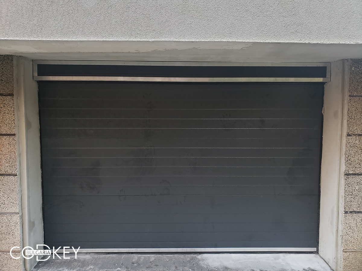 Град София - секционна гаражна врата в цвят антрацит_002