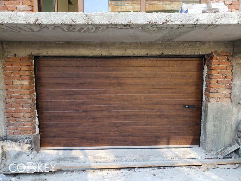 Секционна гаражна врата в дървесен цвят - тъмен дъб - град Перник_001