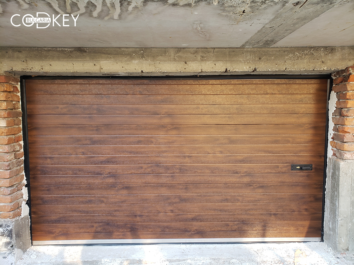 Секционна гаражна врата в дървесен цвят - тъмен дъб - град Перник_002