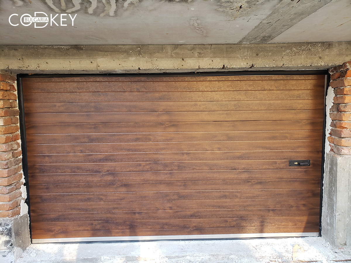 Секционна гаражна врата в дървесен цвят - тъмен дъб - град Перник_003