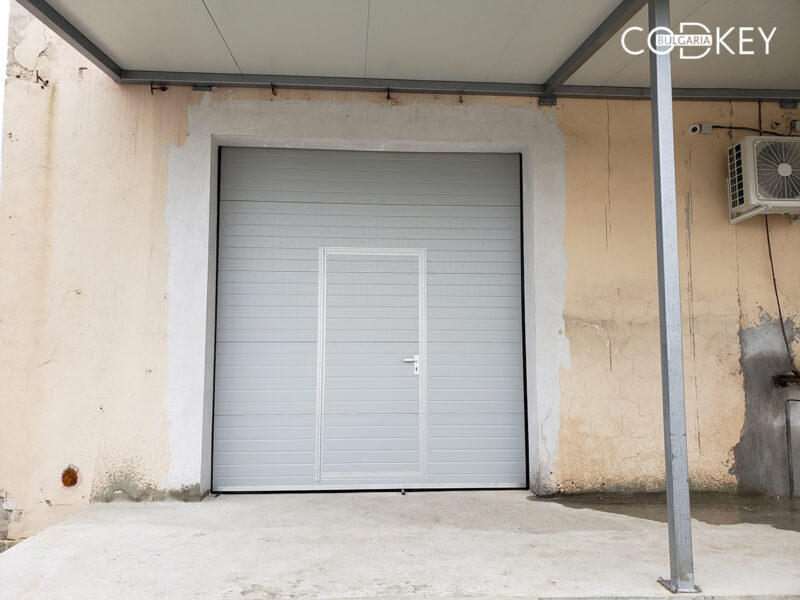 Град Враца - Индустриална секционна врата с вградена в нея проходна_001