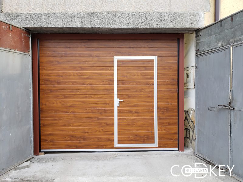 Гаражна секционна врата с вградено пешеходно крило в град Добринище 001