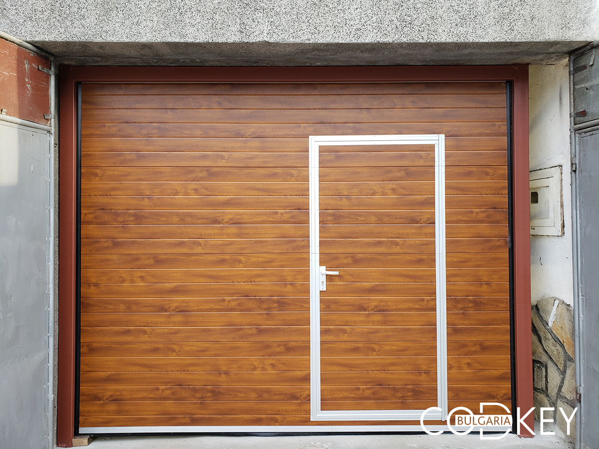 Гаражна секционна врата с вградено пешеходно крило в град Добринище 002