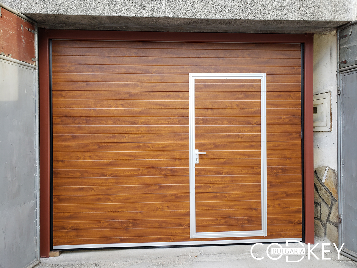 Гаражна секционна врата с вградено пешеходно крило в град Добринище 003