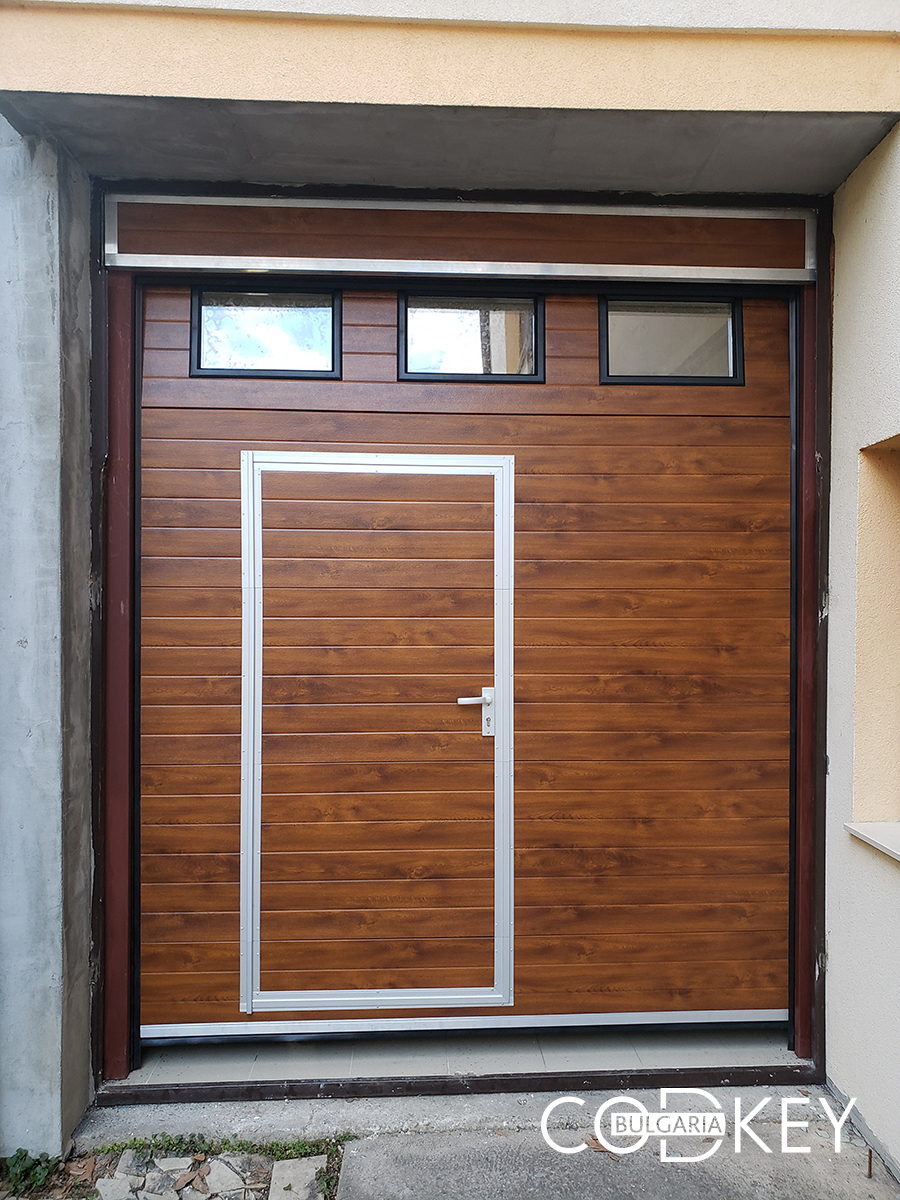 Гаражна секционна врата с вградена пешеходна и един ред декоративни прозорци в град Монтана 002