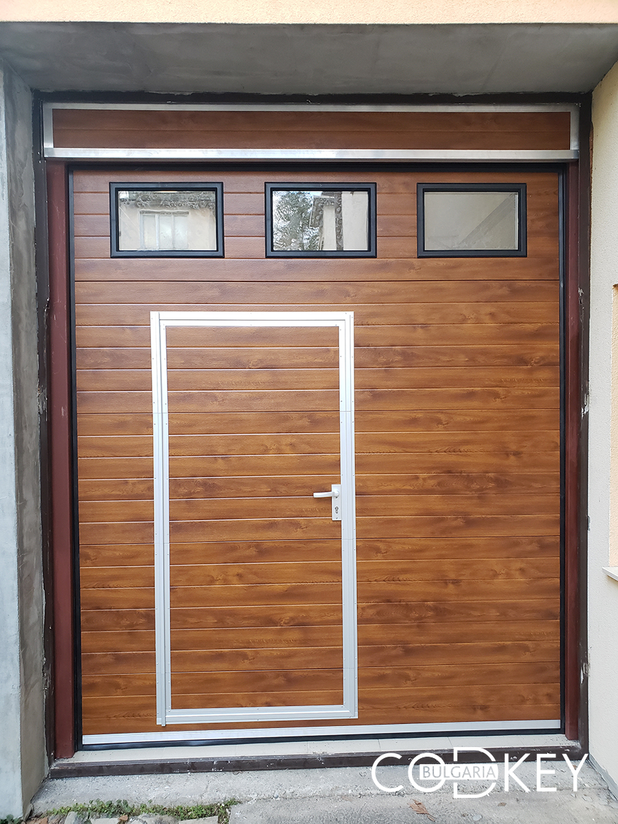Гаражна секционна врата с вградена пешеходна и един ред декоративни прозорци в град Монтана 004