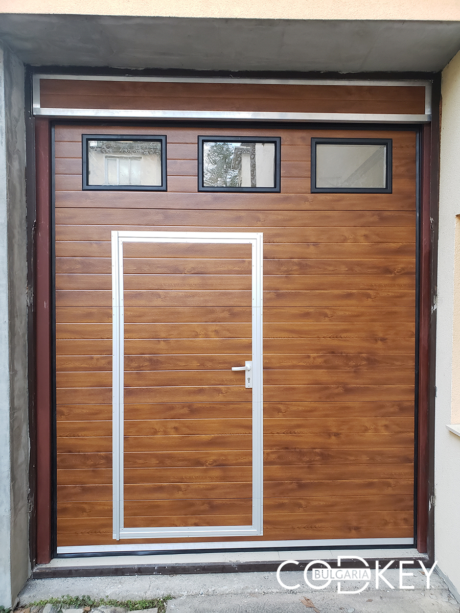 Гаражна секционна врата с вградена пешеходна и един ред декоративни прозорци в град Монтана 005